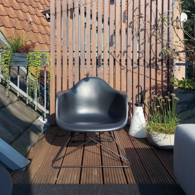 Fotel Eames Plastic Armchair LAR szary - chromowana podstawa Vitra