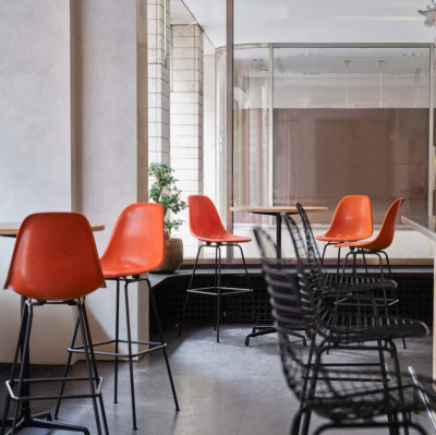Krzesło barowe Eames Plastic RE High ciemnoszare - czarna podstawa Vitra