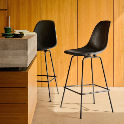 Krzesło barowe Eames Plastic RE High różowe - czarna podstawa Vitra