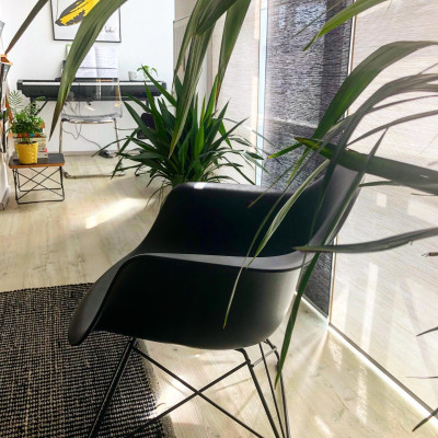 Fotel Eames Plastic Armchair LAR szary - czarna podstawa Vitra