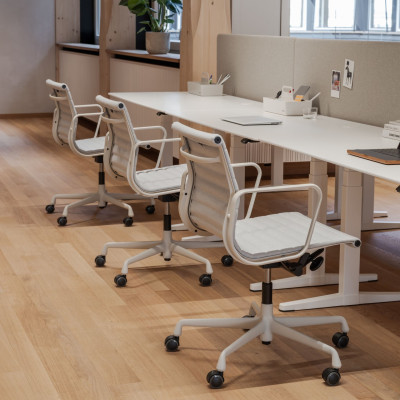Krzesło biurowe Aluminium EA 117 tkanina Cosy Pale Blue - podstawa kremowa Vitra