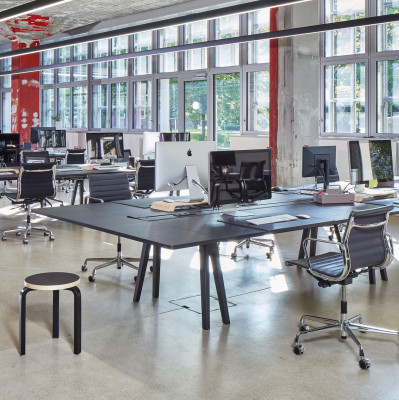 Krzesło biurowe Aluminium EA 117 tkanina Track Royal - podstawa czarna Vitra