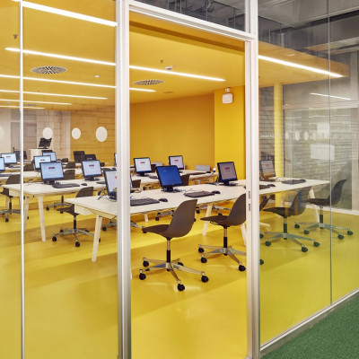 Krzesło biurowe Eames Plastic PSCC białe Vitra