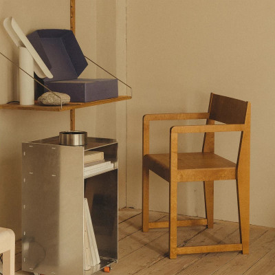 Krzesło Chair 01 z podłokietnikami brązowe Frama