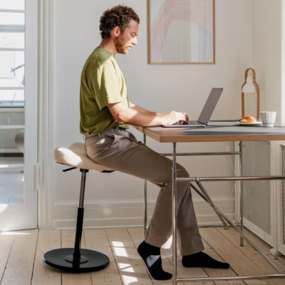 Krzesło ergonomiczne Move beżowe, czarne drewno Varier