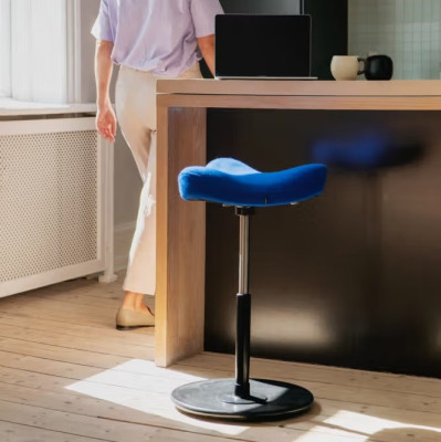 Krzesło ergonomiczne Move niebieskie, czarne drewno Varier