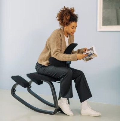 Krzesło ergonomiczne Thatsit ciemnoszare, czarne drewno Varier