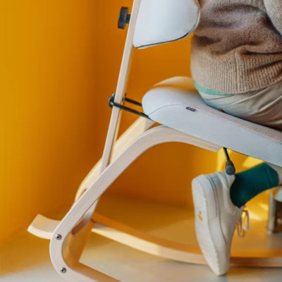 Krzesło ergonomiczne Thatsit miętowe, naturalne drewno Varier